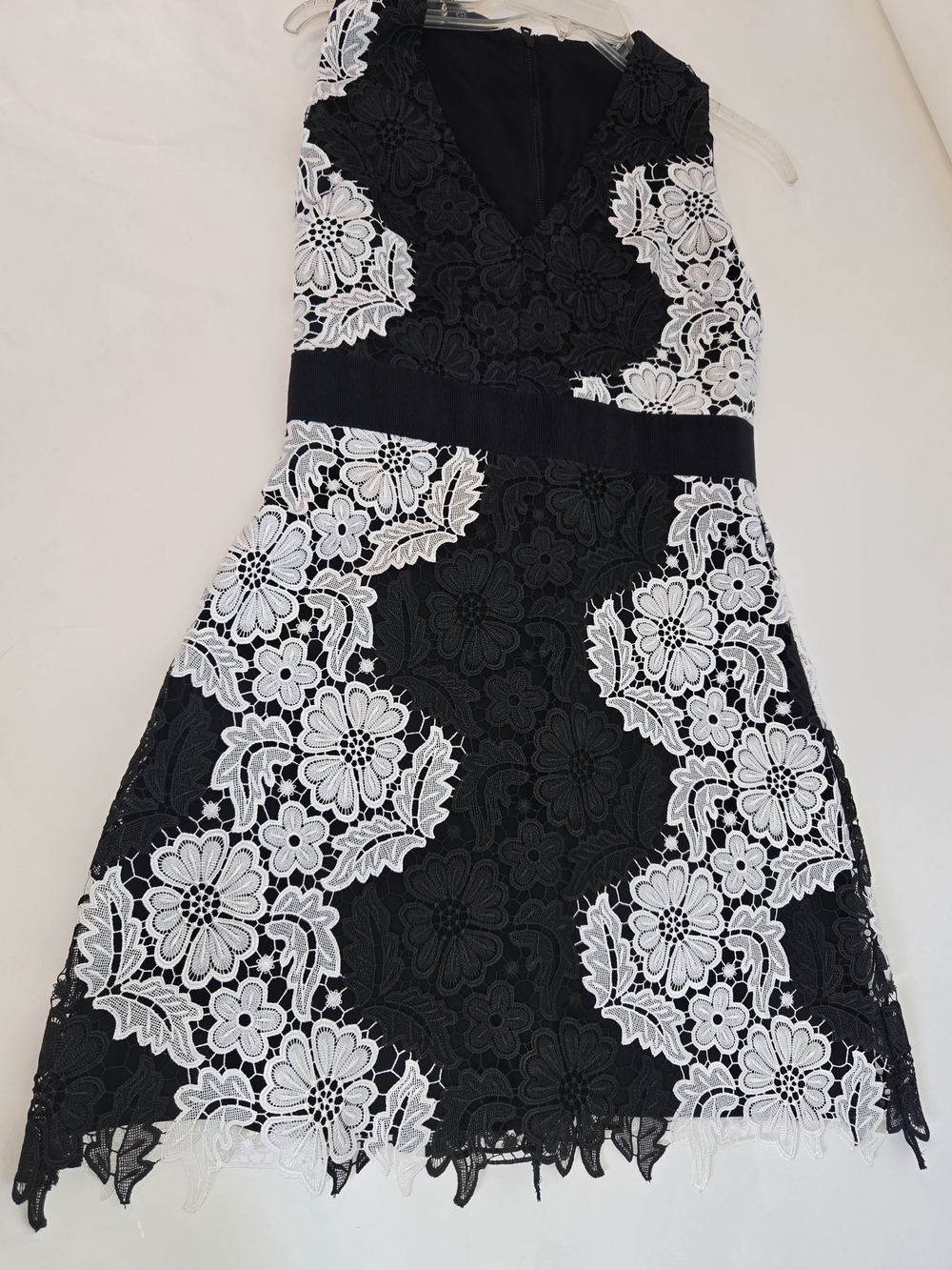 Alice + Olivia Black and White Floral Lace V-Neck Mini Dress Womens Size 6. - Picture 10 of 16